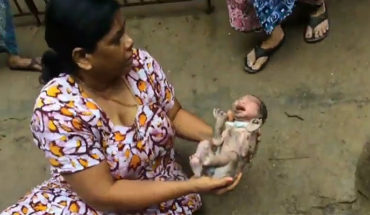 En India, mujer rescata a bebé recién nacido abandonado en un desagüe