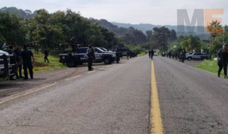 En Villa Madero, Michoacán, detienen a dos hombres en vehículo sin placas; les hallan una pistola