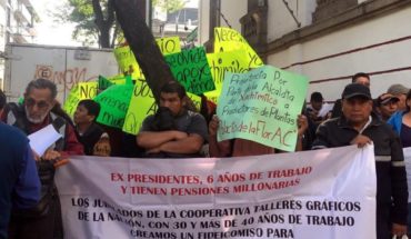Ex trabajadores se manifiestan en oficinas de AMLO; piden ayuda