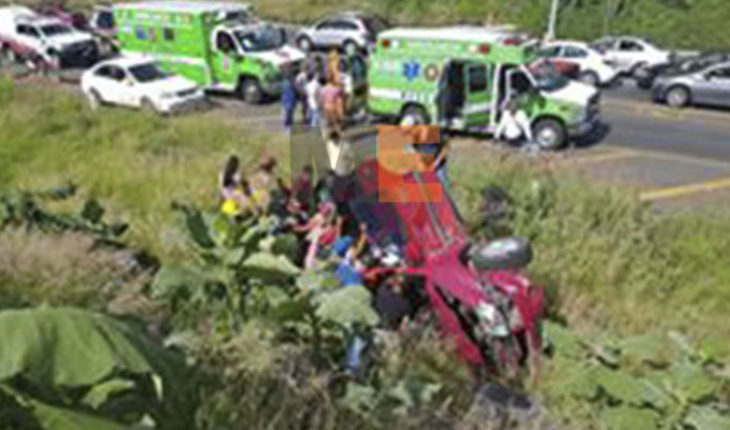 Familia sufre aparatoso accidente vial en el Libramiento Norte de Zamora, Michoacán