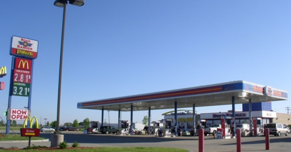Filial de combustibles del grupo Luksic anuncia acuerdo para adquirir red de travel centers en EEUU