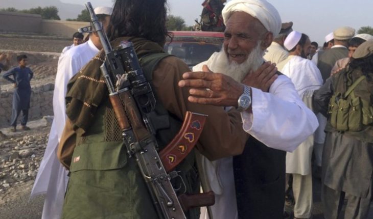 Funcionarios afganos: talibanes toman más de 100 rehenes
