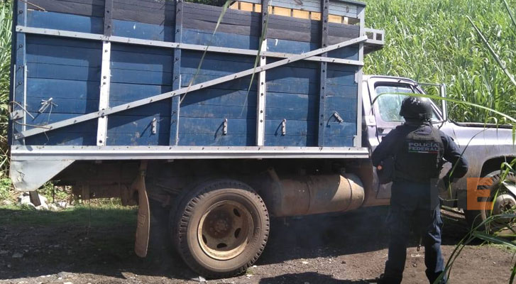 Huachicoleros abandonan camioneta con combustible en Veracruz
