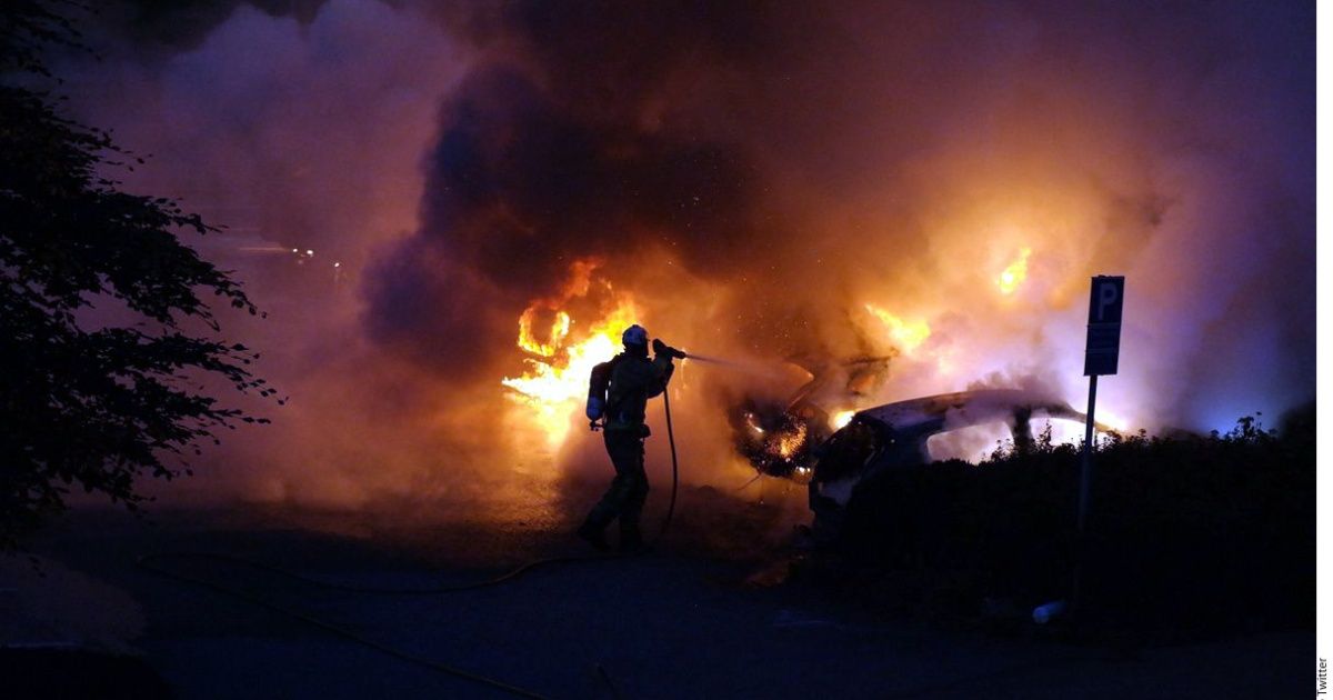 Incendian jóvenes a decenas de autos en Suecia 