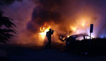 Incendian jóvenes a decenas de autos en Suecia 