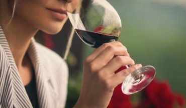 La creencia de que una copa de vino al día hace bien es un mito según estudio