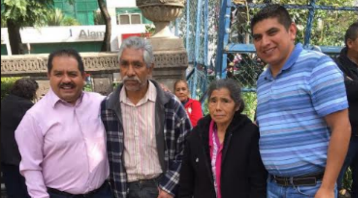 Lupillo Aguilera acompaña en gestión de VISA a adultos mayores de Tingambato