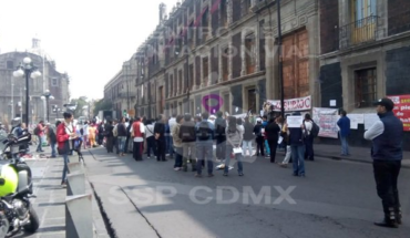 Maestros de la CNTE protestan frente a la SEP