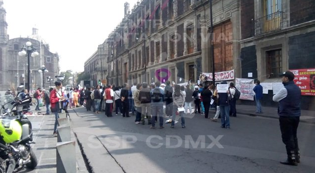 Maestros de la CNTE protestan frente a la SEP