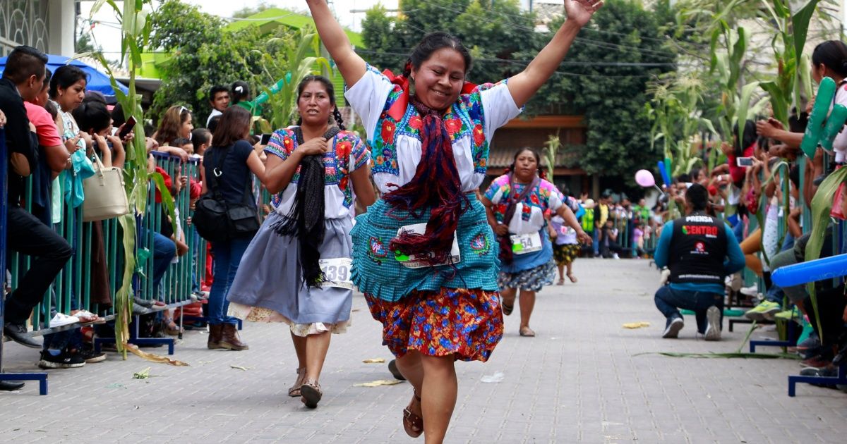 Mexicanas homenajean a la tradicional tortilla con carrera