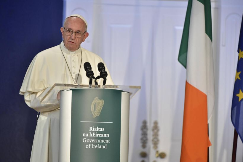 Papa visita Irlanda y reconoce su vergüenza por el "fracaso de la Iglesia ante los repugnantes abusos"