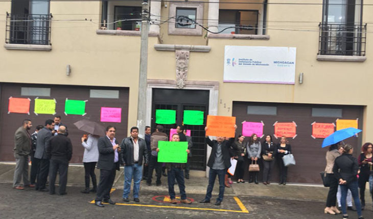 Por falta de pagos, toman instalaciones de la Defensoría de Oficio del Gobierno de Michoacán