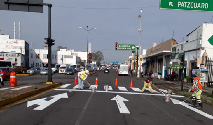 Realizan labores de balizamiento este lunes sobre Avenida Madero en Morelia, Michoacán