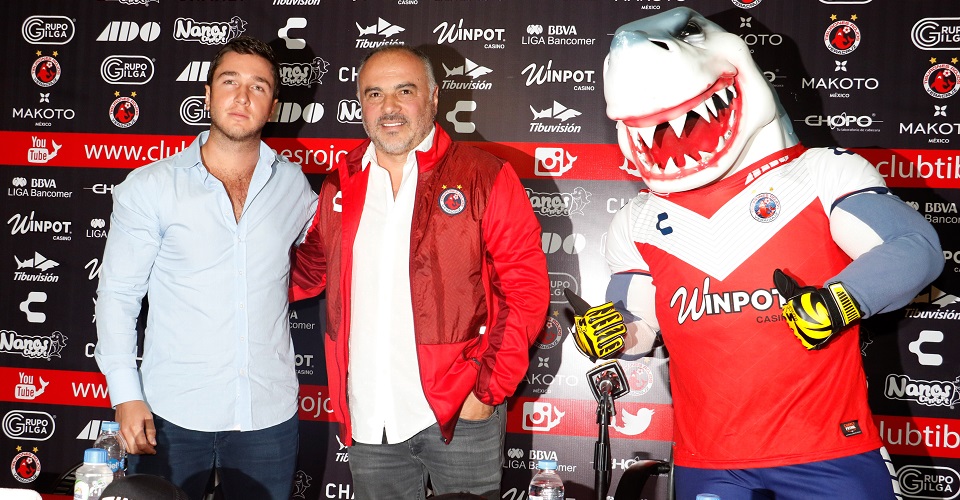 Guillermo Vázquez dejó la dirección técnica de los Tiburones Rojos del Veracruz tras asegurar que recibió doble contrato por parte del equipo de futbol.