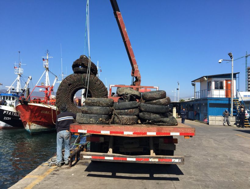 Sacan más de 20 toneladas de desperdicios desde el fondo marino en Coquimbo