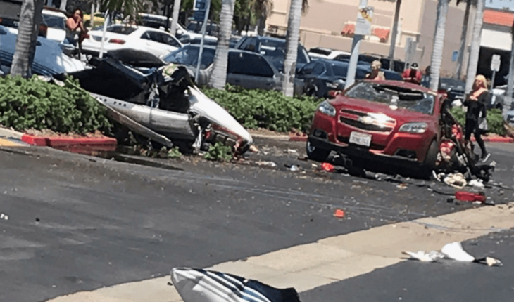 Se desploma avioneta sobre estacionamiento de centro comercial
