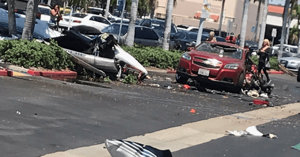 Se desploma avioneta sobre estacionamiento de centro comercial