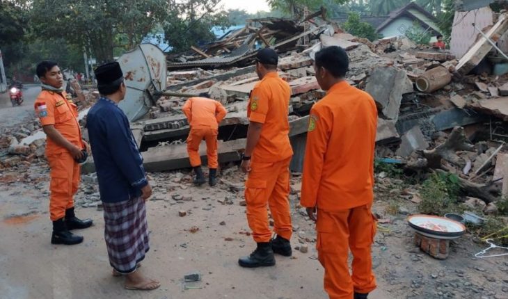 Sísmo en Indonesia ha dejado al menos 82 personas muertas