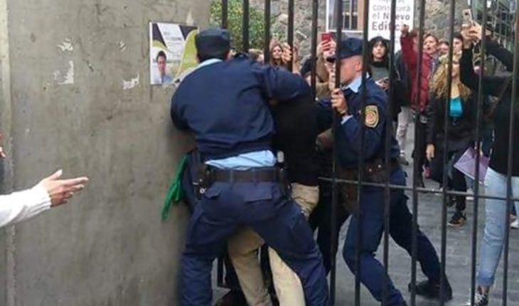 Tensión en Córdoba: La Policía desalojó a los estudiantes de la Facultad de Derecho