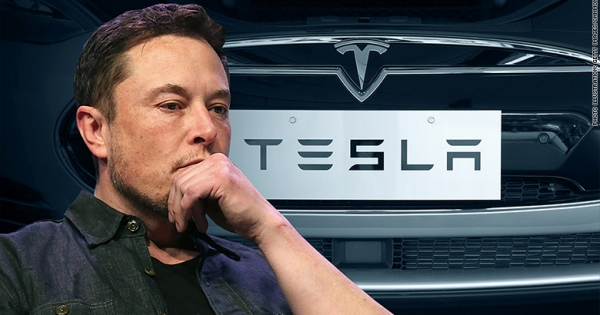 Tesla se desploma revirtiendo el alza por tuits en solo dos días