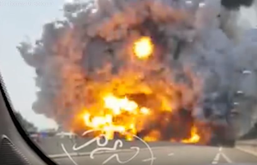 [VIDEO] Captan el momento exacto de una enorme explosión en una autopista de Italia