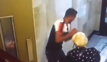 Video: Dos ancianas terminan en el suelo tras intentar defenderse de un asalto