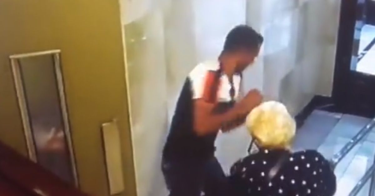 Video: Dos ancianas terminan en el suelo tras intentar defenderse de un asalto