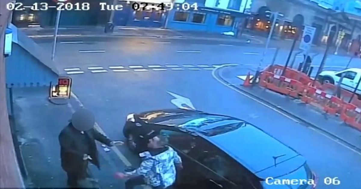 Video: hombre apuñala a su novia y se lanza del edificio