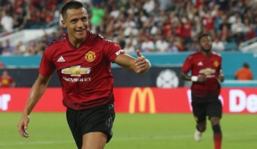 transl: With Alexis as Manchester United won 2-1 to Leicester at the start of the premiere