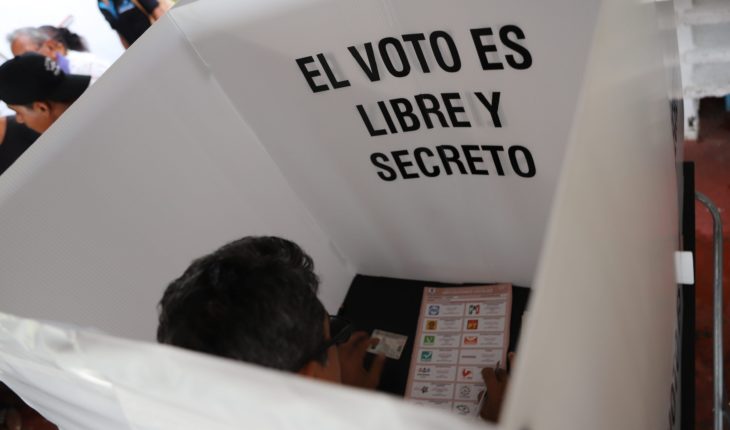 translated from Spanish: 1 de cada 3 mexicanos recibió una oferta de compra de voto en la elección