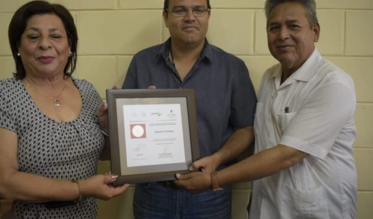 translated from Spanish: Adults receive certificates of completion of studies