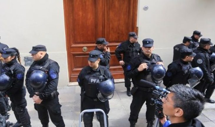 translated from Spanish: After a 13-hour operation, officers raided the Department of Cristina Kirchner in Recoleta