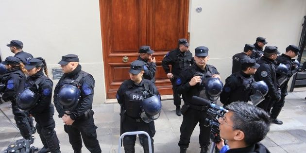 After a 13-hour operation, officers raided the Department of Cristina Kirchner in Recoleta