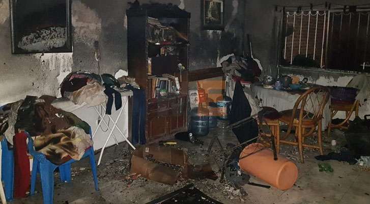 Bomberos rescatan a tres moradores de un casa en llamas en Jacona, Michoacán