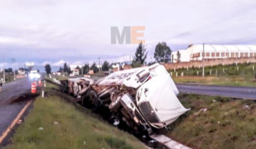 translated from Spanish: By tipping of trailer, two cars are affected in the Morelia-Patzcuaro Highway