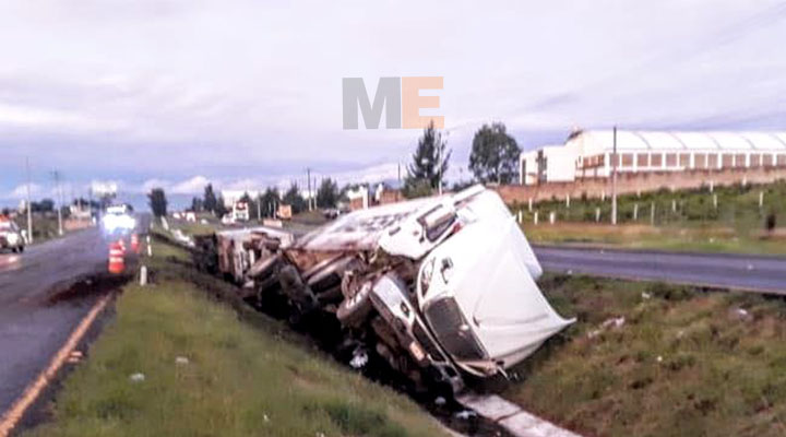 By tipping of trailer, two cars are affected in the Morelia-Patzcuaro Highway