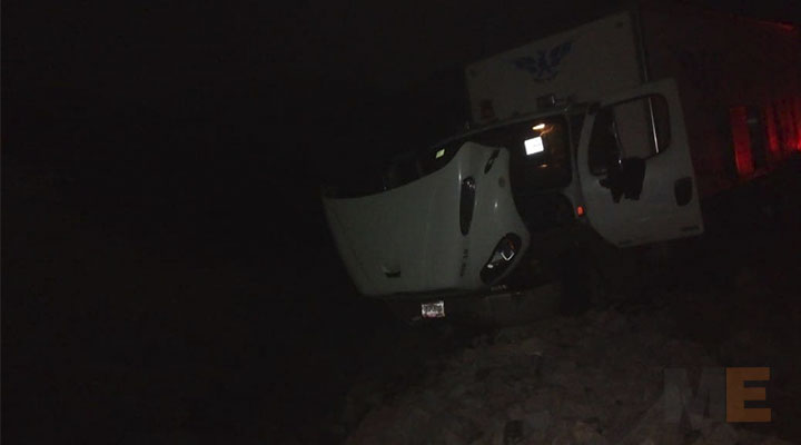 Camión sale de cinta asfáltica en la Autopista Siglo XXI; cúmulo de piedras evita que caiga a barranco