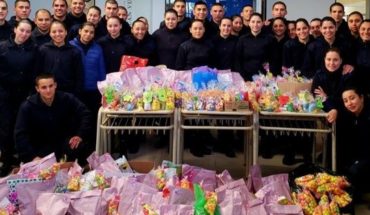 translated from Spanish: Children’s day: the police handed out toys in different hospitals