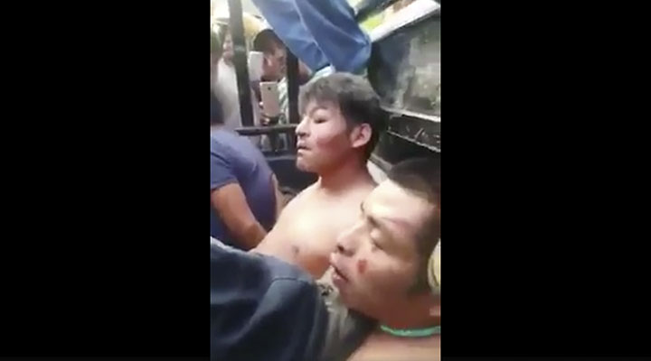 Circula video de supuestos responsables del rapto de un menor, antes de haber sido quemados en Acatlán