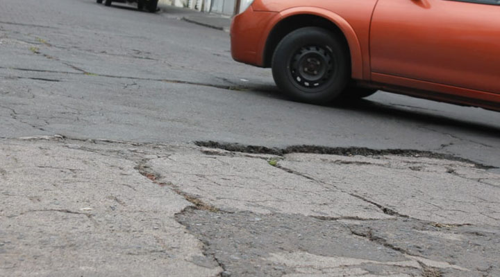 City of Morelia forced to repair affectations in vehicles by potholes