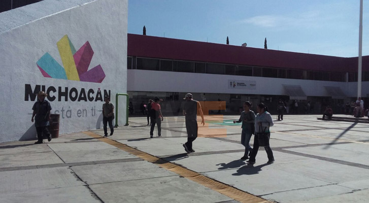 Education workers and administrators of Michoacán, require the payment of bonuses and incentives