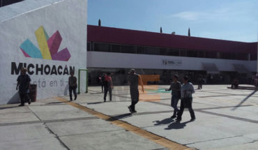 translated from Spanish: Education workers and administrators of Michoacán, require the payment of bonuses and incentives