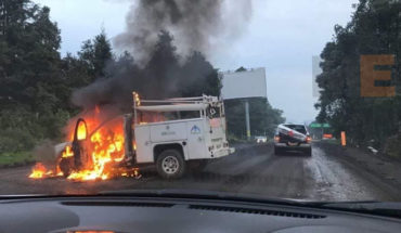 translated from Spanish: Hooded subjects burned vehicle of the CFE in Los Reyes, Michoacán