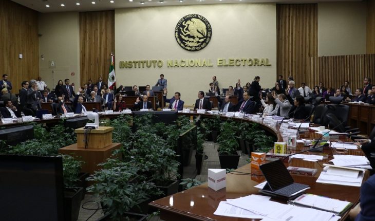 translated from Spanish: INE Commission approves 5 thousand pesos for parties