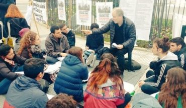 translated from Spanish: In the midst of teaching conflict, issued public classes in Plaza de Mayo