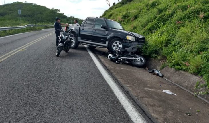 translated from Spanish: Let material losses a road accident in El Rosario