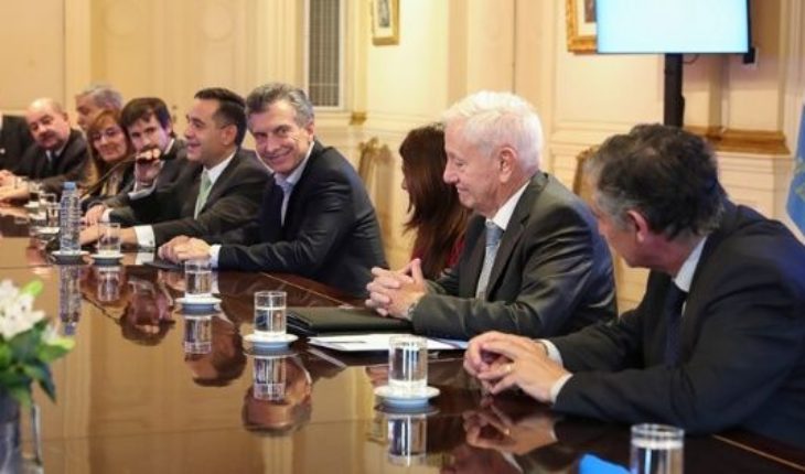 translated from Spanish: Macri recibió rectores y prometió que a partir de ahora la oferta de 15% es el piso