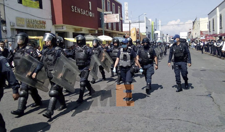 translated from Spanish: Michoacan police joins the operation to avoid informal trade in the periphery of the independence market