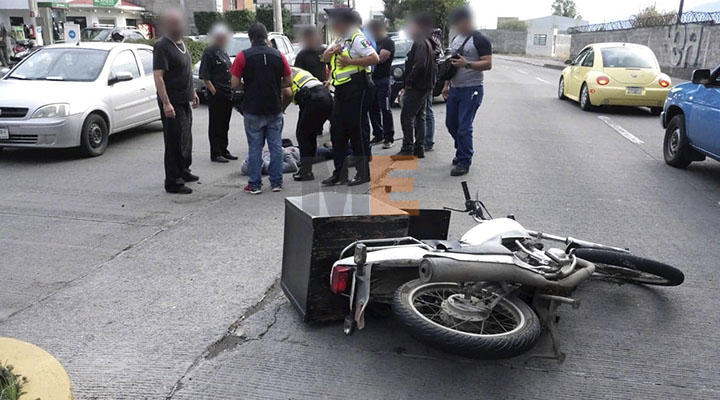 Motorcyclist collides against a car on Avenida journalism in Morelia, Michoacán