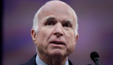 translated from Spanish: Muere el senador republicano estadounidense John McCain a los 81 años a causa de un tumor cerebral